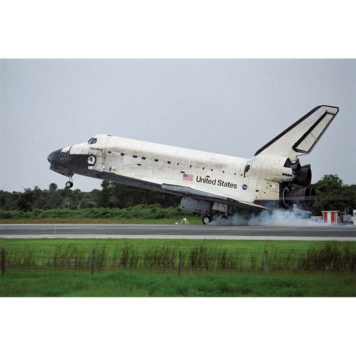 Shuttle Discovery Landing Gloss Poster Printed | Wallhogs